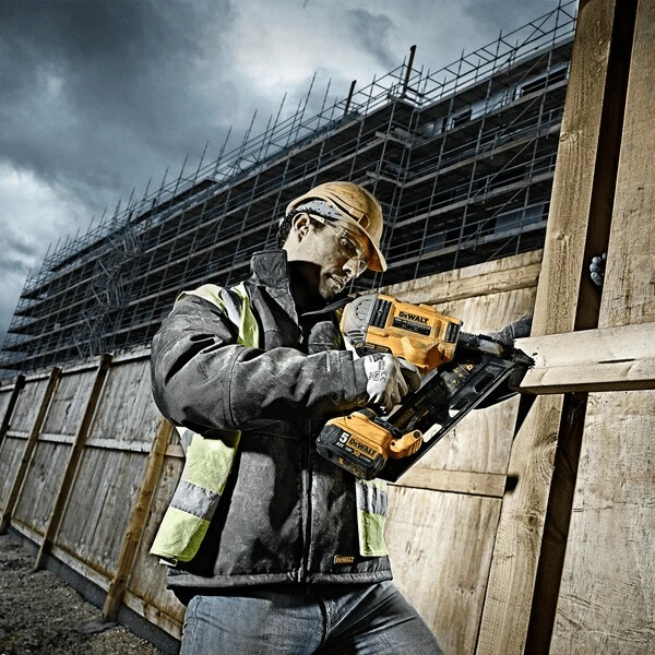 Cloueur De Charpente Dewalt DCN692P2-QW XR 18V Avec Coffret, 2 Batteries 5 Ah Li-Ion Et Chargeur 6 Cloueur De Charpente Dewalt DCN692P2-QW XR 18V Avec Coffret, 2 Batteries 5 Ah Li-Ion Et Chargeur – Image 4