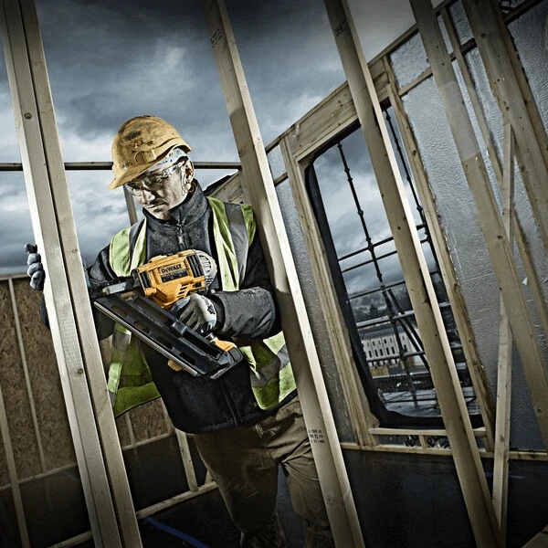 Cloueur De Charpente Dewalt DCN692P2-QW XR 18V Avec Coffret, 2 Batteries 5 Ah Li-Ion Et Chargeur 8 Cloueur De Charpente Dewalt DCN692P2-QW XR 18V Avec Coffret, 2 Batteries 5 Ah Li-Ion Et Chargeur – Image 6